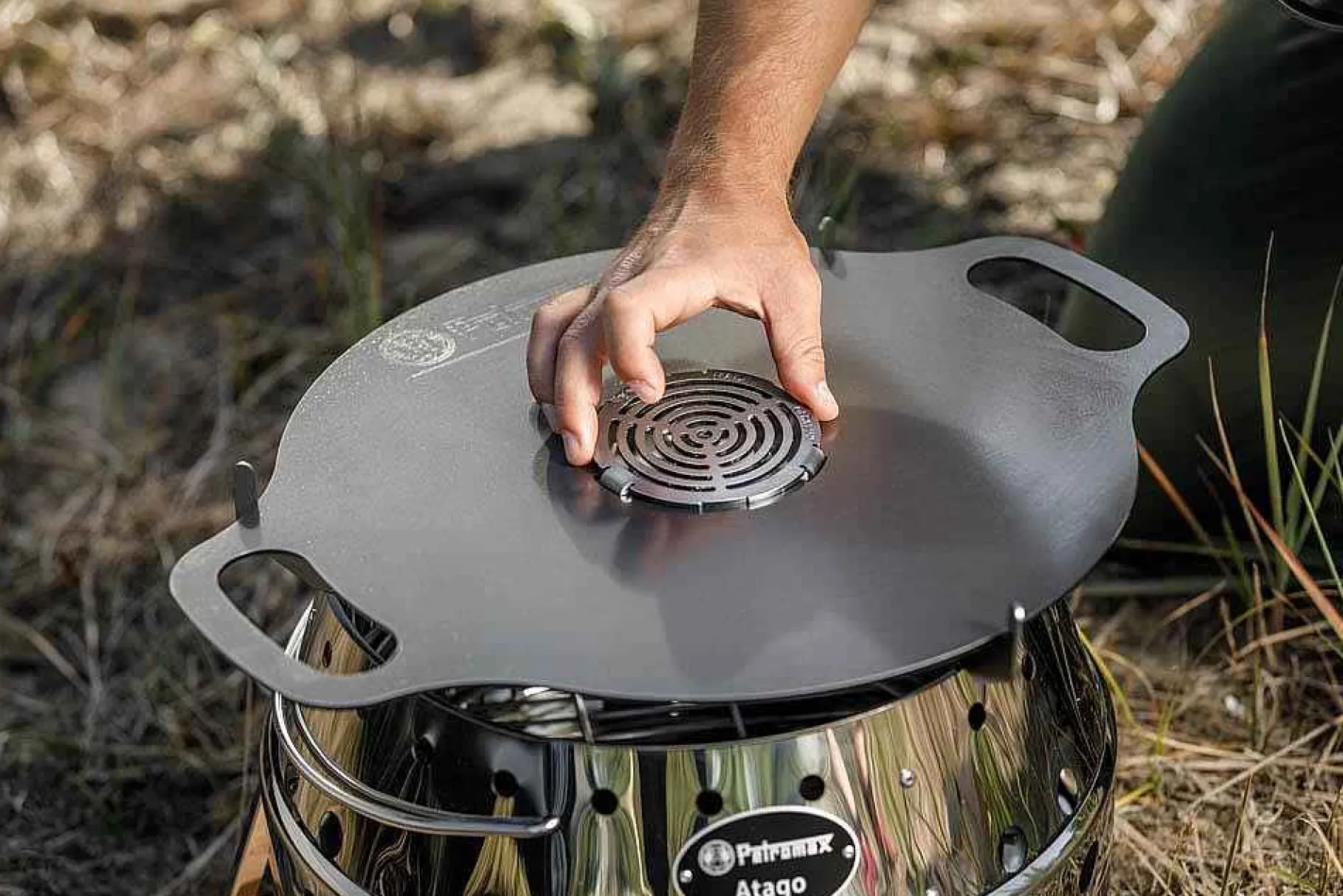 Petromax Grills>Setzen Sie Die Atago-Grillplatte Ein